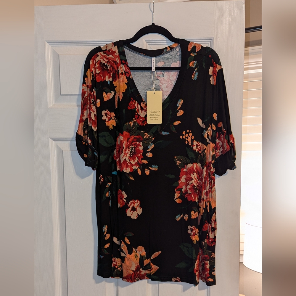 Black Floral V-Neck Tee size 3XL